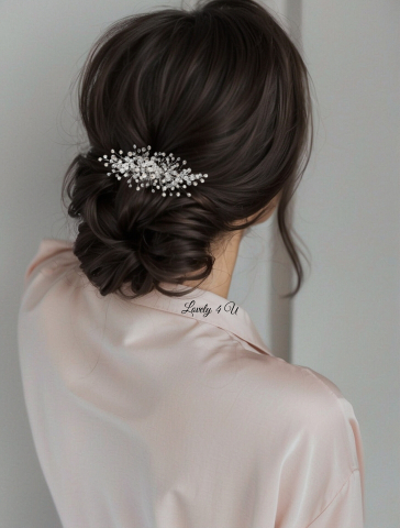 DIADEMA MIREASA CU CRISTALE, DIADEMA, ACCESORIU PAR MIREASA, CORONITA MIREASA, DIADEMA CU CRISRALE, AGRAFA PAR MIREASA, PIEPTAN VOAL MIREASA, MIREASA 2021, BIJUTERII MIREASA, ACCESORII LOVELY 4 U, BIJUTERII NUNTA, SET DIADEMA SI CERCEI MIREASA, DIADEMA CU PARUL DESFACUT, ACCESORII DE PAR PENTRU MIRESE, COAFURI MIREASA CU PARUL DESFACUT SI DIADEMA [7]