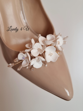 Clipsuri pentru pantofi mireasa FLORENCE - Accesorii handmade pentru pantofi cu flori, cristale Swarovski, bază placată cu aur  - ornamente pentru pantofi cu elemente Swarovski , realizate manual in Romania,CLIPSURI PANTOFI MIREASA, ACCESORII PANTOFI MIREASA, PANTOFI MIREASA, ACCESORII MIREASA CU FLORI, ACCESORII LOVELY 4 U, CLIPSURI CU PERLE SI FLORI , ACCESORII PENTRU PANTOFI, CLIPSURI PENTRU PANTOFI MIREASA, BIJUTERII MIREASA CU FLORI [5]