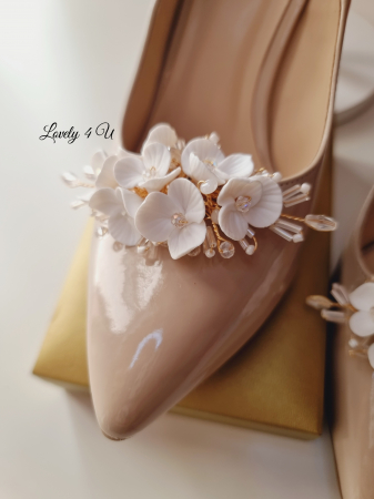 Clipsuri pentru pantofi mireasa FLORENCE - Accesorii handmade pentru pantofi cu flori, cristale Swarovski, bază placată cu aur  - ornamente pentru pantofi cu elemente Swarovski , realizate manual in Romania,CLIPSURI PANTOFI MIREASA, ACCESORII PANTOFI MIREASA, PANTOFI MIREASA, ACCESORII MIREASA CU FLORI, ACCESORII LOVELY 4 U, CLIPSURI CU PERLE SI FLORI , ACCESORII PENTRU PANTOFI, CLIPSURI PENTRU PANTOFI MIREASA, BIJUTERII MIREASA CU FLORI [2]