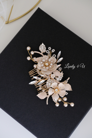 **Titlul Imaginii Principale:**   Diadema Mireasă NORVINA – Accesoriu Floral Handmade cu Perle Swarovski și Cristale, Placată cu Aur, Elegant și Rafinat, Bijuterii Unicat Lovely 4 U, Accesoriu de Păr Mireasă, Coroniță Delicată pentru Nuntă, Accesorii Handmade RomâniaPIEPTAN MIREASA, DIADEMA MIREASA, ACCESORIU PAR MIREASA, ACCESORII DE PAR MIRESE, ACCESORII NUNTA, ACCESORII CU PERLE, DIADEMA CU PERLE, PIEPTAN VOAL MIREASA, BIJUTERII PAR MIREASA, CORONITA, TIARA, swarovski, DIADEME SWAROVSKI, DIADEME MIRESE, PERLE SWAROVSKI , DIADEMA CU FLORI, DIADEMA CU FRUNZE, DIADEME CU PIEPRICELE [7]