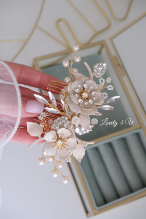 **Titlul Imaginii Principale:**   Diadema Mireasă NORVINA – Accesoriu Floral Handmade cu Perle Swarovski și Cristale, Placată cu Aur, Elegant și Rafinat, Bijuterii Unicat Lovely 4 U, Accesoriu de Păr Mireasă, Coroniță Delicată pentru Nuntă, Accesorii Handmade RomâniaPIEPTAN MIREASA, DIADEMA MIREASA, ACCESORIU PAR MIREASA, ACCESORII DE PAR MIRESE, ACCESORII NUNTA, ACCESORII CU PERLE, DIADEMA CU PERLE, PIEPTAN VOAL MIREASA, BIJUTERII PAR MIREASA, CORONITA, TIARA, swarovski, DIADEME SWAROVSKI, DIADEME MIRESE, PERLE SWAROVSKI , DIADEMA CU FLORI, DIADEMA CU FRUNZE, DIADEME CU PIEPRICELE [3]