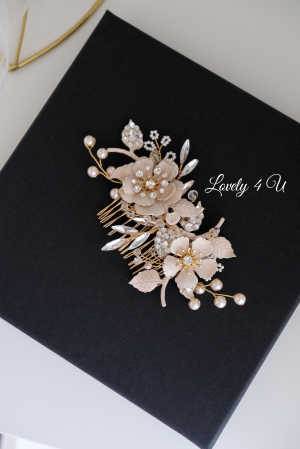 **Titlul Imaginii Principale:**   Diadema Mireasă NORVINA – Accesoriu Floral Handmade cu Perle Swarovski și Cristale, Placată cu Aur, Elegant și Rafinat, Bijuterii Unicat Lovely 4 U, Accesoriu de Păr Mireasă, Coroniță Delicată pentru Nuntă, Accesorii Handmade RomâniaPIEPTAN MIREASA, DIADEMA MIREASA, ACCESORIU PAR MIREASA, ACCESORII DE PAR MIRESE, ACCESORII NUNTA, ACCESORII CU PERLE, DIADEMA CU PERLE, PIEPTAN VOAL MIREASA, BIJUTERII PAR MIREASA, CORONITA, TIARA, swarovski, DIADEME SWAROVSKI, DIADEME MIRESE, PERLE SWAROVSKI , DIADEMA CU FLORI, DIADEMA CU FRUNZE, DIADEME CU PIEPRICELE [9]
