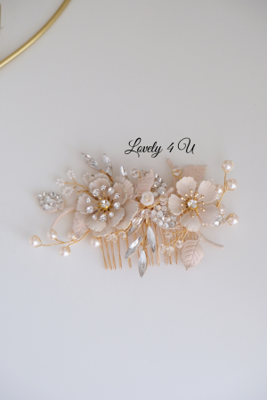 **Titlul Imaginii Principale:**   Diadema Mireasă NORVINA – Accesoriu Floral Handmade cu Perle Swarovski și Cristale, Placată cu Aur, Elegant și Rafinat, Bijuterii Unicat Lovely 4 U, Accesoriu de Păr Mireasă, Coroniță Delicată pentru Nuntă, Accesorii Handmade RomâniaPIEPTAN MIREASA, DIADEMA MIREASA, ACCESORIU PAR MIREASA, ACCESORII DE PAR MIRESE, ACCESORII NUNTA, ACCESORII CU PERLE, DIADEMA CU PERLE, PIEPTAN VOAL MIREASA, BIJUTERII PAR MIREASA, CORONITA, TIARA, swarovski, DIADEME SWAROVSKI, DIADEME MIRESE, PERLE SWAROVSKI , DIADEMA CU FLORI, DIADEMA CU FRUNZE, DIADEME CU PIEPRICELE [6]