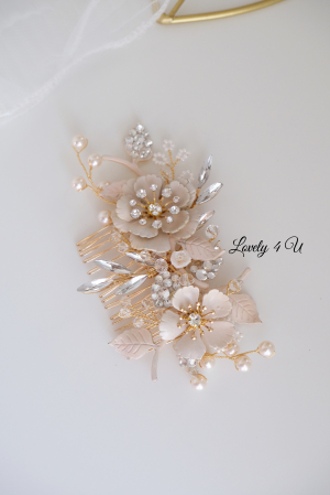 **Titlul Imaginii Principale:**   Diadema Mireasă NORVINA – Accesoriu Floral Handmade cu Perle Swarovski și Cristale, Placată cu Aur, Elegant și Rafinat, Bijuterii Unicat Lovely 4 U, Accesoriu de Păr Mireasă, Coroniță Delicată pentru Nuntă, Accesorii Handmade RomâniaPIEPTAN MIREASA, DIADEMA MIREASA, ACCESORIU PAR MIREASA, ACCESORII DE PAR MIRESE, ACCESORII NUNTA, ACCESORII CU PERLE, DIADEMA CU PERLE, PIEPTAN VOAL MIREASA, BIJUTERII PAR MIREASA, CORONITA, TIARA, swarovski, DIADEME SWAROVSKI, DIADEME MIRESE, PERLE SWAROVSKI , DIADEMA CU FLORI, DIADEMA CU FRUNZE, DIADEME CU PIEPRICELE [5]