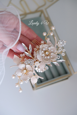 **Titlul Imaginii Principale:**   Diadema Mireasă NORVINA – Accesoriu Floral Handmade cu Perle Swarovski și Cristale, Placată cu Aur, Elegant și Rafinat, Bijuterii Unicat Lovely 4 U, Accesoriu de Păr Mireasă, Coroniță Delicată pentru Nuntă, Accesorii Handmade RomâniaPIEPTAN MIREASA, DIADEMA MIREASA, ACCESORIU PAR MIREASA, ACCESORII DE PAR MIRESE, ACCESORII NUNTA, ACCESORII CU PERLE, DIADEMA CU PERLE, PIEPTAN VOAL MIREASA, BIJUTERII PAR MIREASA, CORONITA, TIARA, swarovski, DIADEME SWAROVSKI, DIADEME MIRESE, PERLE SWAROVSKI , DIADEMA CU FLORI, DIADEMA CU FRUNZE, DIADEME CU PIEPRICELE [10]
