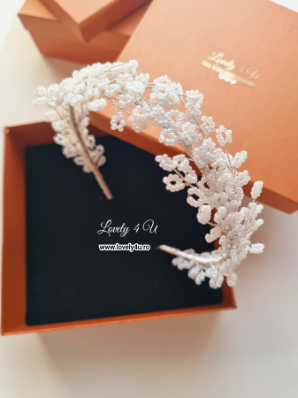 accesorii de lux mireasa,  coronita cu perle, coronita de lux, coronita lata mireasa, coronita mireasa handmade, coronita floarea miresei, diadema mireasa, nunta, nunta 2024, tiara, TIARA MIREASA, Coroniță minimalista, tiara mireasa, coroniță mireasa perle albe, diadema mireasa, coroană mireasa, accesorii cu perle mireasă, bentiță mireasa, accesorii Lovely 4 U, bijuterii par mireasă, diadema par mireasa, accesorii de par pentru mirese [1]