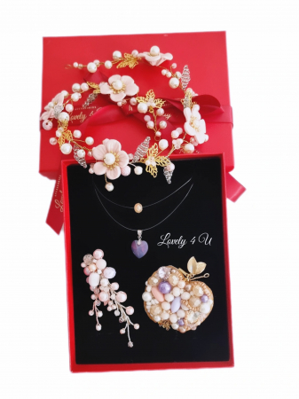 IDEI CADOURI DE CRACIUN - SET ACCESORII , BIJUTERII, BROSE PENTRU CRACIUN - Pachet de Crăciun - SET ACCESORII -BROSA, AGRAFĂ, BENTIȚĂ și două coliere