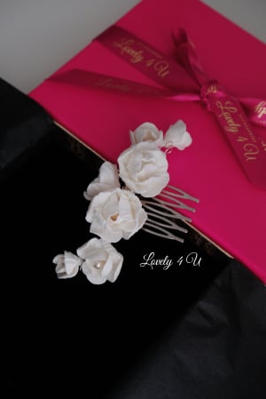 Diadema cu flori, peony accesorii, bijuterii cu flori bujori, tiara cu flori, pieptan voal mireasa cu flori, accesorii lovely 4 u , accesorii 2023, agrafa par mireasa, accesorii par nunta, accesoriu de par lateral, bijuterii [17]