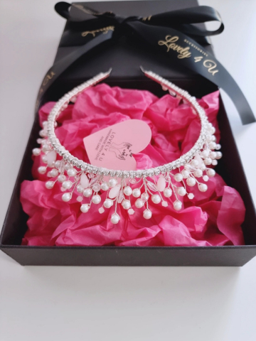 Coronita mireasa cu perle albe - Coronita printesa, Coronite si Tiare mireasa, ACCESORII LOVELY 4 U,ACCESORII LOVELY 4 U, CORONITA CU PERLE MIREASA, CORONITA INALTA MIREASA, CORONITA HANDMADE, TIARA MIREASA, CORONITE PENTRU MIRESE, TIARA PENTRU MIRESE CU PERLE, SET CORONITA SI CERCEI MIREASA, SET DIADEMA SI CERCEI MIREASA, SET BIJUTERII MIREASA CU PERLE, DIADEMA MIREASA SI CERCEI , CORONITA CERCEI SI BRATARA MIREASA, [1]