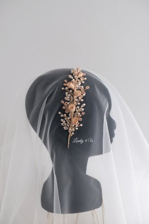 coroniță mireasă aurie, coroniță handmade nuntă, accesoriu păr mireasă, diademă cu flori, coroniță placată cu aur, coroniță asimetrică, coroniță eveniment elegant, coroniță romantică, coroniță cununie civilă, bijuterie păr mireasă, coroniță handmade România, Lovely 4 U, coroniță flori cristale, coroniță păr cu pietre, bentita mireasă unicat, accesoriu de păr handmade, coronita mireasa boho chic, coronita aurie nunta, [11]