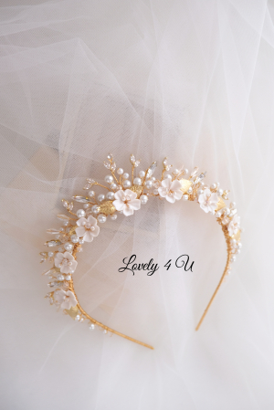 Coronita de lux, Coronita mireasa, Coronita  cu perle. Coronita mireasa cu perle, Accesorii mireasa, Coronita mireasa cu flori, Diadema mireasa, Tiara mireasa, Bijuterii mireasa de lux, Accesorii Lovely 4 U, lovely4u.ro, accesoriu auriu mireasa, accesoriu pentru par, coronita aurie, coronita mireasa, diadema mireasa, tiara cu frunze aurii, TIARA MIREASA, tiara nunta, accesorii LOVELY 4 U, Coronita de lux, mireasa 2024, coronita cu perle mireasa, coroana mireasa, coronita inalta mireasa, coronita premium, coronite de par pentru mirese [8]