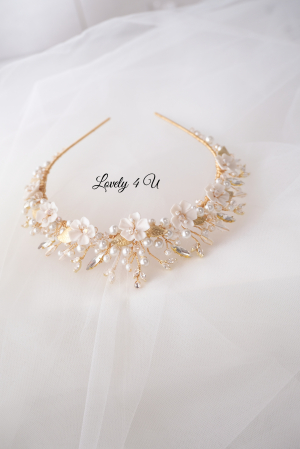Coronita de lux, Coronita mireasa, Coronita  cu perle. Coronita mireasa cu perle, Accesorii mireasa, Coronita mireasa cu flori, Diadema mireasa, Tiara mireasa, Bijuterii mireasa de lux, Accesorii Lovely 4 U, lovely4u.ro, accesoriu auriu mireasa, accesoriu pentru par, coronita aurie, coronita mireasa, diadema mireasa, tiara cu frunze aurii, TIARA MIREASA, tiara nunta, accesorii LOVELY 4 U, Coronita de lux, mireasa 2024, coronita cu perle mireasa, coroana mireasa, coronita inalta mireasa, coronita premium, coronite de par pentru mirese [6]