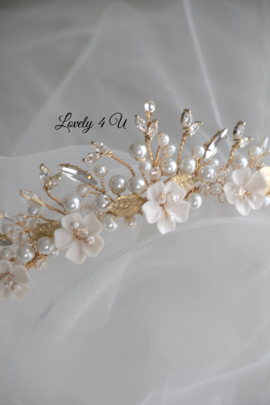 Coronita de lux, Coronita mireasa, Coronita  cu perle. Coronita mireasa cu perle, Accesorii mireasa, Coronita mireasa cu flori, Diadema mireasa, Tiara mireasa, Bijuterii mireasa de lux, Accesorii Lovely 4 U, lovely4u.ro, accesoriu auriu mireasa, accesoriu pentru par, coronita aurie, coronita mireasa, diadema mireasa, tiara cu frunze aurii, TIARA MIREASA, tiara nunta, accesorii LOVELY 4 U, Coronita de lux, mireasa 2024, coronita cu perle mireasa, coroana mireasa, coronita inalta mireasa, coronita premium, coronite de par pentru mirese [18]