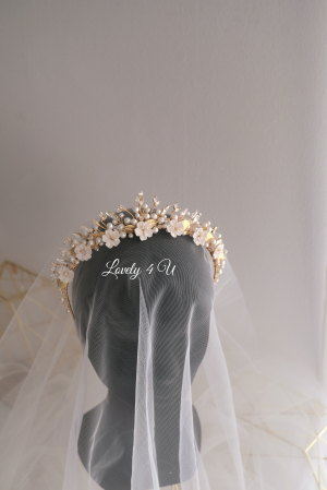 Coronita de lux, Coronita mireasa, Coronita  cu perle. Coronita mireasa cu perle, Accesorii mireasa, Coronita mireasa cu flori, Diadema mireasa, Tiara mireasa, Bijuterii mireasa de lux, Accesorii Lovely 4 U, lovely4u.ro, accesoriu auriu mireasa, accesoriu pentru par, coronita aurie, coronita mireasa, diadema mireasa, tiara cu frunze aurii, TIARA MIREASA, tiara nunta, accesorii LOVELY 4 U, Coronita de lux, mireasa 2024, coronita cu perle mireasa, coroana mireasa, coronita inalta mireasa, coronita premium, coronite de par pentru mirese [7]