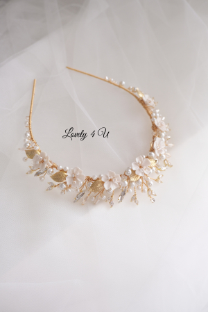 Coronita de lux, Coronita mireasa, Coronita  cu perle. Coronita mireasa cu perle, Accesorii mireasa, Coronita mireasa cu flori, Diadema mireasa, Tiara mireasa, Bijuterii mireasa de lux, Accesorii Lovely 4 U, lovely4u.ro, accesoriu auriu mireasa, accesoriu pentru par, coronita aurie, coronita mireasa, diadema mireasa, tiara cu frunze aurii, TIARA MIREASA, tiara nunta, accesorii LOVELY 4 U, Coronita de lux, mireasa 2024, coronita cu perle mireasa, coroana mireasa, coronita inalta mireasa, coronita premium, coronite de par pentru mirese [12]