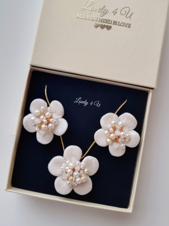 set cercei și lănțișor, accesorii handmade, bijuterii cu flori, perle și cristale Swarovski, floare lut polimeric, fir metalic placat cu aur, lanț placat cu aur, colier fir transparent, pandantiv detașabil, bijuterii unicat, atelier Timișoara, accesorii mireasă, cadou femei, bijuterii elegante, accesorii florale, bijuterii lux handmade, bijuterii personalizate, bijuterii de ocazie, flori ivoire handmade [1]