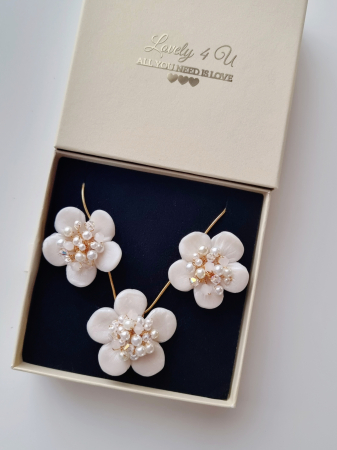 set cercei și lănțișor, accesorii handmade, bijuterii cu flori, perle și cristale Swarovski, floare lut polimeric, fir metalic placat cu aur, lanț placat cu aur, colier fir transparent, pandantiv detașabil, bijuterii unicat, atelier Timișoara, accesorii mireasă, cadou femei, bijuterii elegante, accesorii florale, bijuterii lux handmade, bijuterii personalizate, bijuterii de ocazie, flori ivoire handmade [2]