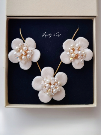 SWAROVSKI - set cercei și lănțișor, accesorii handmade, bijuterii cu flori, perle și cristale Swarovski, floare lut polimeric, fir metalic placat cu aur, lanț placat cu aur, colier fir transparent, pandantiv detașabil, bijuterii unicat, atelier Timișoara, accesorii mireasă, cadou femei, bijuterii elegante, accesorii florale, bijuterii lux handmade, bijuterii personalizate, bijuterii de ocazie, flori ivoire handmade