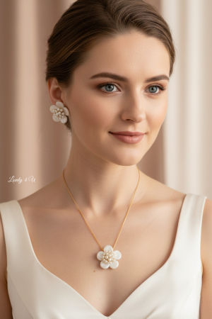 SWAROVSKI - set cercei și lănțișor, accesorii handmade, bijuterii cu flori, perle și cristale Swarovski, floare lut polimeric, fir metalic placat cu aur, lanț placat cu aur, colier fir transparent, pandantiv detașabil, bijuterii unicat, atelier Timișoara, accesorii mireasă, cadou femei, bijuterii elegante, accesorii florale, bijuterii lux handmade, bijuterii personalizate, bijuterii de ocazie, flori ivoire handmade