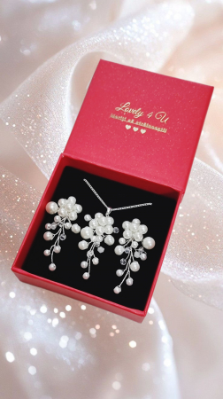 set bijuterii mireasă, cercei cu perle și cristale, pandantiv argint 925, lanț bijuterii mireasă, bijuterii IRINA, accesoriu păr nunta, bijuterii personalizabile, accesorii elegante pentru mirese, Lovely 4 U, bijuterii handmade România, set bijuterii bridal, bijuterii de colecție mireasă [5]