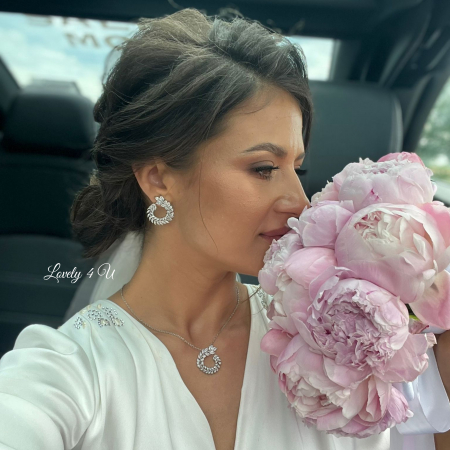 Set Bijuterii LIVIA – Eleganță și Strălucire, Set Mireasă Lănțișor și Cercei cu Zirconiu AAA+, Pandantiv și Cercei Placati cu Aur Alb – Model Elegant, Bijuterii Strălucitoare pentru Evenimente Speciale, Set LIVIA – Accesoriu Perfect pentru Mirese, Cercei și Pandantiv cu Pietricele Zirconiu Cubic, Bijuterii Fine și Rafinate pentru Ocazii Elegante, Accesoriu de Lux – Lănțișor și Cercei Placați cu Aur, Set de Bijuterii Handmade – Strălucire și Rafinament, Set LIVIA – Accesoriu Ideal pentru Ținute Elegante,colier si cercei mireasa,  set bijuterii cercei si colier mireasa, set accesorii pentru mirese, set accesorii lovely 4 u,Cercei mireasa, Bijuterii mireasa, CERCEI LOVELY 4 U, CERCEI ELEGANTI,CERCEI PREMIUM, CERCEI zirconiu, CERCEI DE LUX, CERCEI NUNTA, NUNTA 2024, ACCESORII NUNTA, ACCESORII LOVELY 4U, BIJUTERI ,  set mireasa, set nunta, seturi handmade mireasa, Cercei mireasa, Bijuterii mireasa, cercei lungi mireasa, cercei argintii mireasa, set diadema si cercei mireasa, cercei nasa