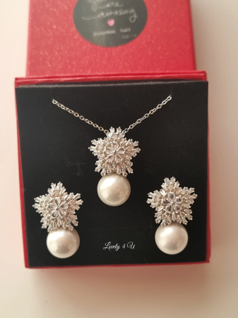 set bijuterii cu perle, set colier si cercei mireasa cu perle, colier si cercei mireasa,  set bijuterii cercei si colier mireasa, set accesorii pentru mirese, set accesorii lovely 4 u,Cercei mireasa, Bijuterii mireasa, CERCEI LOVELY 4 U, CERCEI ELEGANTI,CERCEI PREMIUM, CERCEI zirconiu, CERCEI DE LUX, CERCEI NUNTA, NUNTA 2024, ACCESORII NUNTA, ACCESORII LOVELY 4U, BIJUTERI ,  set mireasa, set nunta, seturi handmade mireasa, Cercei mireasa, Bijuterii mireasa, cercei lungi mireasa, cercei argintii mireasa, set diadema si cercei mireasa, cercei nasa [6]