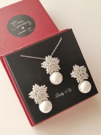 set bijuterii cu perle, set colier si cercei mireasa cu perle, colier si cercei mireasa,  set bijuterii cercei si colier mireasa, set accesorii pentru mirese, set accesorii lovely 4 u,Cercei mireasa, Bijuterii mireasa, CERCEI LOVELY 4 U, CERCEI ELEGANTI,CERCEI PREMIUM, CERCEI zirconiu, CERCEI DE LUX, CERCEI NUNTA, NUNTA 2024, ACCESORII NUNTA, ACCESORII LOVELY 4U, BIJUTERI ,  set mireasa, set nunta, seturi handmade mireasa, Cercei mireasa, Bijuterii mireasa, cercei lungi mireasa, cercei argintii mireasa, set diadema si cercei mireasa, cercei nasa [5]