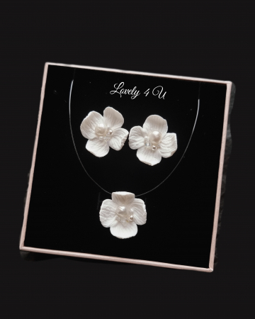 set bijuterii mireasă, set bijuterii flori handmade, cercei floare ivory, colier invizibil cu floare, colier cu fir transparent, set bijuterii perle mireasă, set bijuterii cununie civilă, bijuterii handmade România, bijuterii delicate cu flori, cercei floare cu perle, colier cu perle Swarovski, bijuterii mireasă naturale, set bijuterii ivory, bijuterii unicat mireasă, cadou elegant femeie, cercei eleganți handmade, colier mireasă fin, cercei argint placat cu aur, bijuterii Lovely 4 U, accesorii mireasă rafinate, [1]