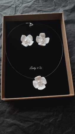 set bijuterii mireasă, set bijuterii flori handmade, cercei floare ivory, colier invizibil cu floare, colier cu fir transparent, set bijuterii perle mireasă, set bijuterii cununie civilă, bijuterii handmade România, bijuterii delicate cu flori, cercei floare cu perle, colier cu perle Swarovski, bijuterii mireasă naturale, set bijuterii ivory, bijuterii unicat mireasă, cadou elegant femeie, cercei eleganți handmade, colier mireasă fin, cercei argint placat cu aur, bijuterii Lovely 4 U, accesorii mireasă rafinate, [2]