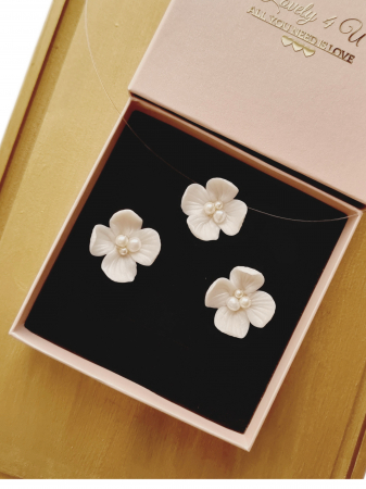 set bijuterii mireasă, set bijuterii flori handmade, cercei floare ivory, colier invizibil cu floare, colier cu fir transparent, set bijuterii perle mireasă, set bijuterii cununie civilă, bijuterii handmade România, bijuterii delicate cu flori, cercei floare cu perle, colier cu perle Swarovski, bijuterii mireasă naturale, set bijuterii ivory, bijuterii unicat mireasă, cadou elegant femeie, cercei eleganți handmade, colier mireasă fin, cercei argint placat cu aur, bijuterii Lovely 4 U, accesorii mireasă rafinate, [3]