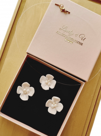 set bijuterii mireasă, set bijuterii flori handmade, cercei floare ivory, colier invizibil cu floare, colier cu fir transparent, set bijuterii perle mireasă, set bijuterii cununie civilă, bijuterii handmade România, bijuterii delicate cu flori, cercei floare cu perle, colier cu perle Swarovski, bijuterii mireasă naturale, set bijuterii ivory, bijuterii unicat mireasă, cadou elegant femeie, cercei eleganți handmade, colier mireasă fin, cercei argint placat cu aur, bijuterii Lovely 4 U, accesorii mireasă rafinate, [4]