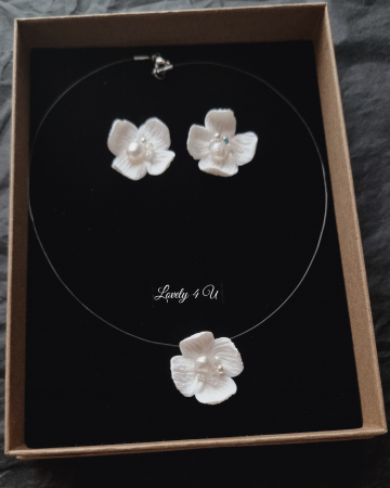 set bijuterii mireasă, set bijuterii flori handmade, cercei floare ivory, colier invizibil cu floare, colier cu fir transparent, set bijuterii perle mireasă, set bijuterii cununie civilă, bijuterii handmade România, bijuterii delicate cu flori, cercei floare cu perle, colier cu perle Swarovski, bijuterii mireasă naturale, set bijuterii ivory, bijuterii unicat mireasă, cadou elegant femeie, cercei eleganți handmade, colier mireasă fin, cercei argint placat cu aur, bijuterii Lovely 4 U, accesorii mireasă rafinate, [3]