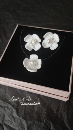 set bijuterii mireasă, set bijuterii flori handmade, cercei floare ivory, colier invizibil cu floare, colier cu fir transparent, set bijuterii perle mireasă, set bijuterii cununie civilă, bijuterii handmade România, bijuterii delicate cu flori, cercei floare cu perle, colier cu perle Swarovski, bijuterii mireasă naturale, set bijuterii ivory, bijuterii unicat mireasă, cadou elegant femeie, cercei eleganți handmade, colier mireasă fin, cercei argint placat cu aur, bijuterii Lovely 4 U, accesorii mireasă rafinate, [4]
