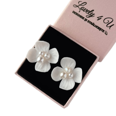 CERCEI - set bijuterii mireasă, set bijuterii flori handmade, cercei floare ivory, colier invizibil cu floare, colier cu fir transparent, set bijuterii perle mireasă, set bijuterii cununie civilă, bijuterii handmade România, bijuterii delicate cu flori, cercei floare cu perle, colier cu perle Swarovski, bijuterii mireasă naturale, set bijuterii ivory, bijuterii unicat mireasă, cadou elegant femeie, cercei eleganți handmade, colier mireasă fin, cercei argint placat cu aur, bijuterii Lovely 4 U, accesorii mireasă rafinate,
