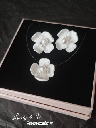 CERCEI - set bijuterii mireasă, set bijuterii flori handmade, cercei floare ivory, colier invizibil cu floare, colier cu fir transparent, set bijuterii perle mireasă, set bijuterii cununie civilă, bijuterii handmade România, bijuterii delicate cu flori, cercei floare cu perle, colier cu perle Swarovski, bijuterii mireasă naturale, set bijuterii ivory, bijuterii unicat mireasă, cadou elegant femeie, cercei eleganți handmade, colier mireasă fin, cercei argint placat cu aur, bijuterii Lovely 4 U, accesorii mireasă rafinate,