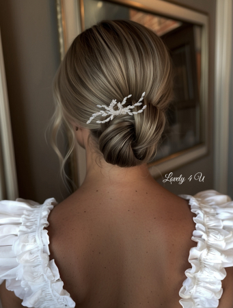 Set mireasă LIVIA - diademă, colier și cercei cu zirconiu cubic, Set bijuterii mireasă LIVIA - accesorii elegante placate cu aur, Diademă mireasă LIVIA - accesoriu regal cu pietre de zirconiu, Colier mireasă LIVIA - bijuterie delicată cu cristale și zirconiu, Cercei lungi mireasă LIVIA - eleganță și rafinament pentru evenimente speciale, Set LIVIA - bijuterii premium pentru mireasă, nașă sau soacră, Bijuterii mireasă set LIVIA - strălucire și eleganță pentru ziua nunții, Set mireasă LIVIA - accesorii handmade de lux pentru nuntă, Set bijuterii nuntă LIVIA - detalii fine pentru un look sofisticat, Accesorii mireasă LIVIA - diademă, cercei și colier pentru o apariție memorabilă, [7]