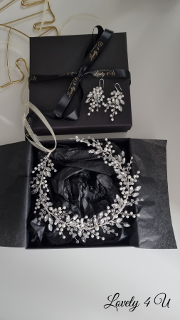 diadema mireasă, coroniță mireasă, accesoriu păr mireasă, diadema handmade, coroniță cu perle, accesoriu elegant mireasă, bijuterii mireasă, diademă placată cu argint, accesorii păr nuntă, diademă delicată, coroniță finuță mireasă, diadema sofisticată, accesoriu boho mireasă, diademă cu pietricele, diademă pentru coc, accesoriu păr elegant, coroniță de lux mireasă, bijuterii nuntă, diademă cu flori, accesoriu păr placat cu argint, coroniță rafinată, accesoriu păr delicat, accesorii Lovely 4 U, accesoriu păr evenimente speciale, bijuterii deosebite mireasă, diademă pentru coafuri romantice, accesoriu păr premium, diademă cu cristale și perle, accesoriu handmade, coroniță pentru bucle lejere, accesoriu păr mireasă elegant, bijuterii placate cu argint, accesoriu mireasă regal, diademă pentru voal mireasă, coroniță sofisticată pentru nuntă, accesoriu păr rafinat. [14]