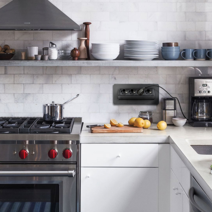 Prelungitor încastrat – 4 prize – tip „flip-up” – negru mat [6]