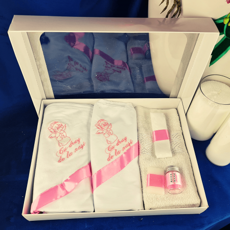 Trusou pentru botez brodat cu Ingeras Roz [1]