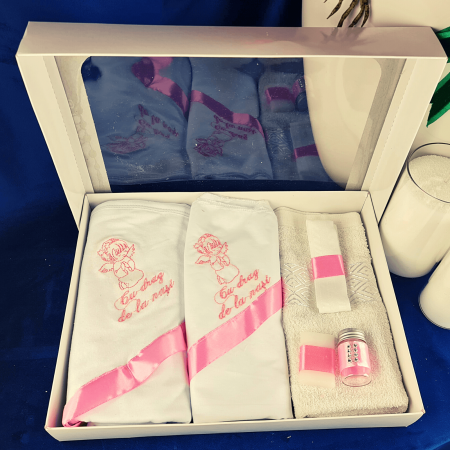 Trusou pentru botez brodat cu Ingeras Roz [2]