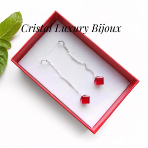 Cu lantisor - Cercei cu lantisor din argint si cuburi Swarovski 6mm, culoare rosie