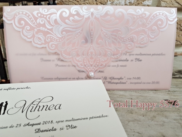 Invitatie de botez delicata roz cu model de dantela si perla - cod 5576 [2]