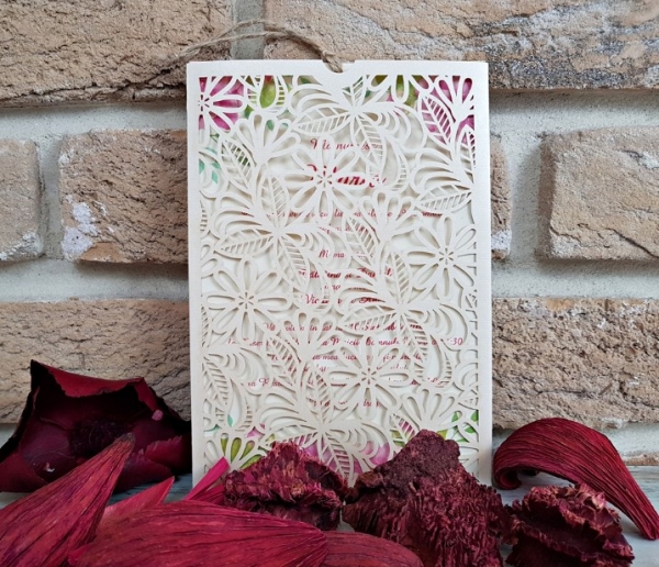Invitatie de botez delicata crem / bej cu flori roz si model de dantela - cod 5538 [4]