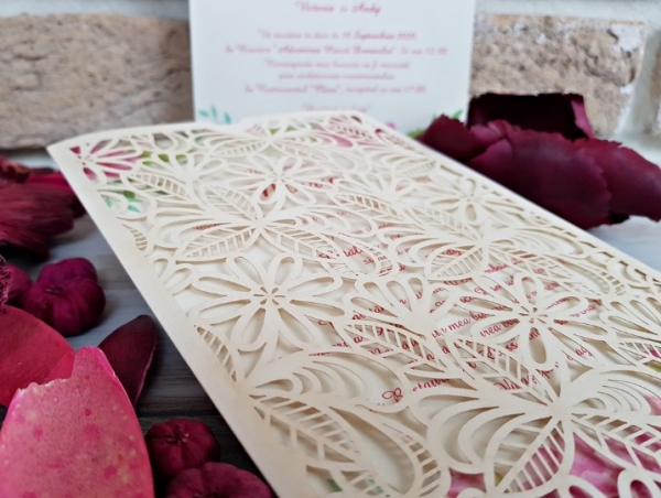 Invitatie de botez delicata crem / bej cu flori roz si model de dantela - cod 5538 [3]