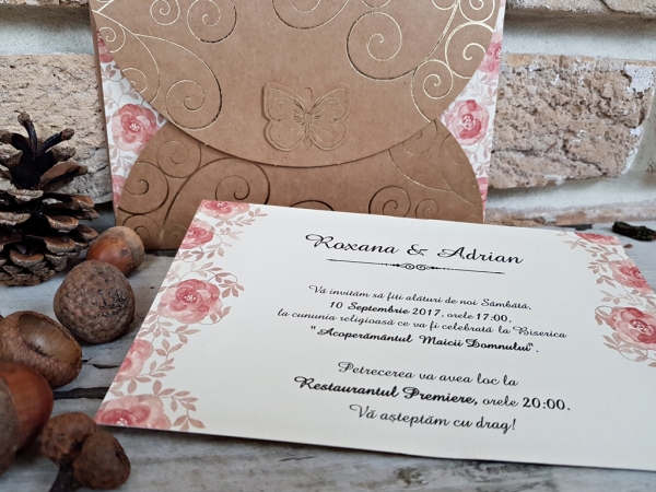 Invitatie de botez eleganta maro cu flori si model auriu - cod 2717 [2]