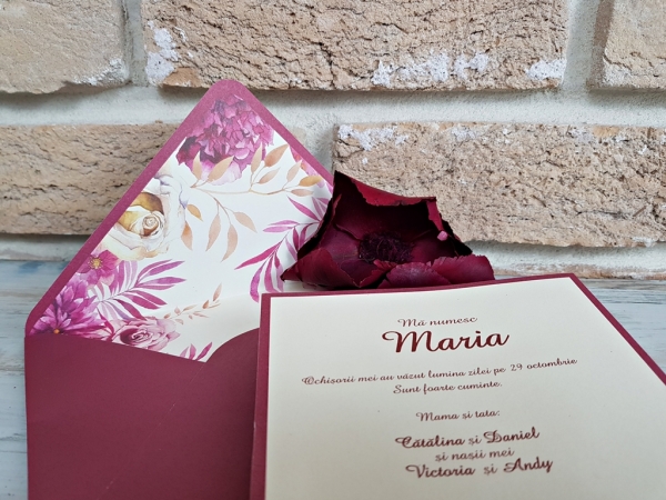 Invitatie de botez delicata cu flori si plic visiniu - cod 5579 [3]