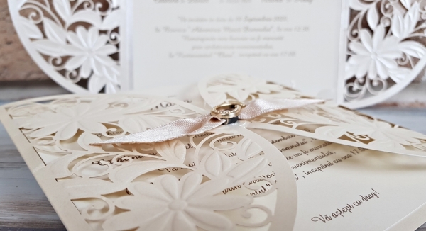 Invitatie de botez eleganta crem / bej cu model de dantela si funda - cod 2735 [4]