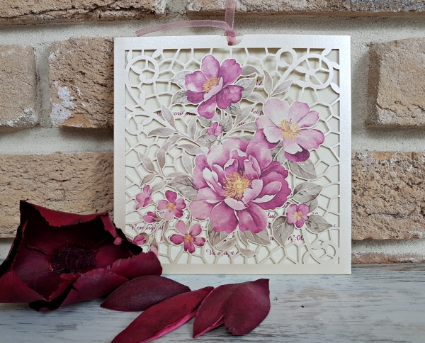 Invitatie de botez delicata crem / bej cu flori roz si model de dantela - cod 5557 [2]