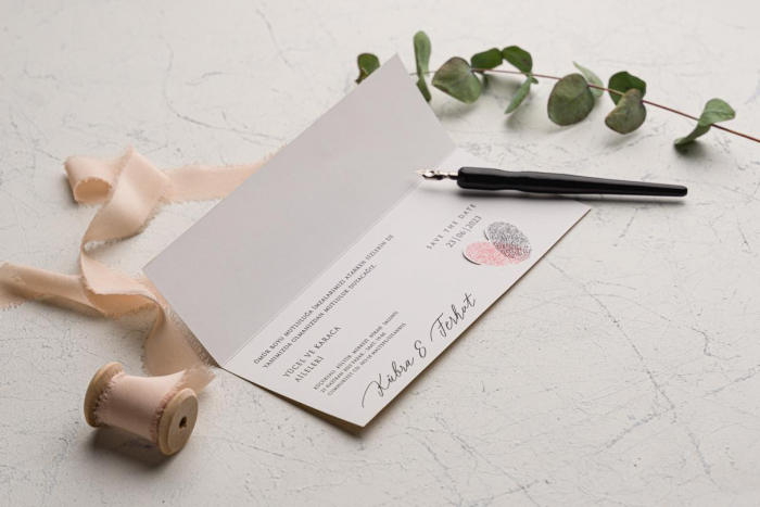 Invitatie de nunta alba cu maro si model amprente - cod 9242 [2]