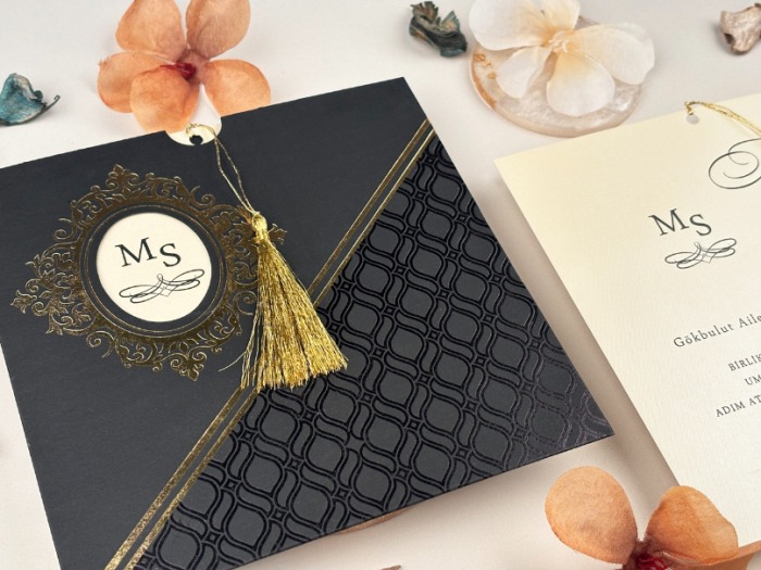 Invitatie de nunta de lux ivory cu plic negru si snur cod 74758 [4]